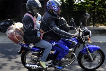 Pengendara Motor Berboncengan Lebih Dua Orang 
