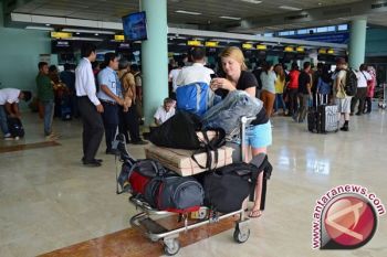 Lebaran 2016 - Bandara Internasional Lombok masih dipadati penumpang datang 