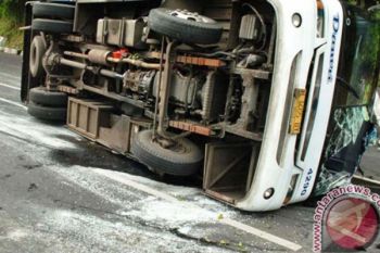 Mini Bus Terguling di Semarang, Lima Orang Terluka