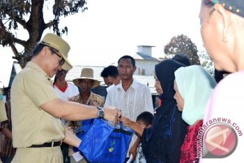 Bupati Barsel Serahkan Bantuan Korban Kebakaran Bangkuang 