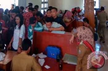 Warga Waykanan berbondong buat identitas kependudukan  