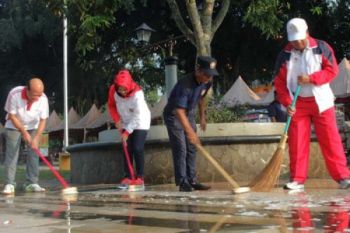 Warga-Aparat Bersihkan Kota Magelang dari Sampah
