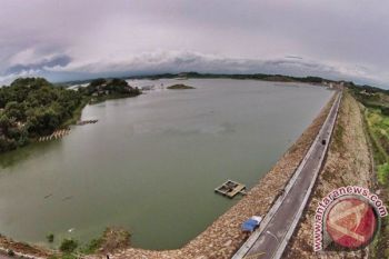 Bendungan Pandan Duri Lombok Tercemar Pakan Ikan