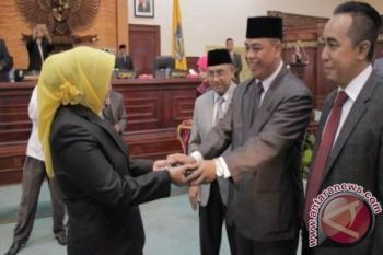 Ketua DPRD NTB Resmi Dijabat Isvie Rupaedah