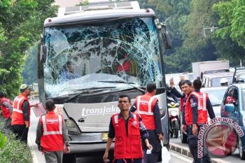 Bus Trans Semarang Tabrak Pangkalan Ojek Sultan Agung