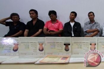 Imigrasi Mataram Deportasi  60 WNA China 