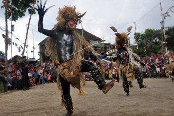Aparat-Relawan Jaga Kenyaman Penonton Festival Lima Gunung
