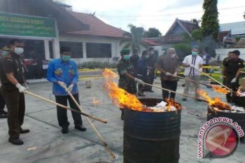 Kejari Kotim Musnahkan Barang Bukti 209 Perkara 