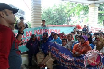 Masyarakat Demo Tolak Paripurna Pemberhentian Ketua DPRD