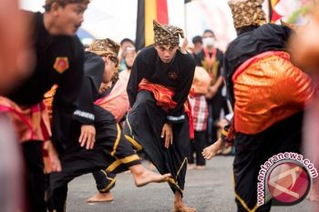 Dharmasraya Tampilkan Tarian Tradisional Sambut Pebalap TdS