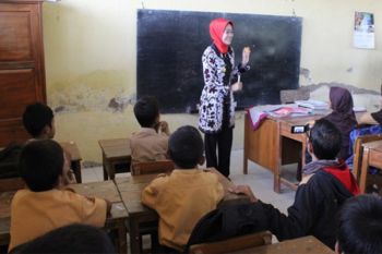 Peringati Hari Anak, Idza Mengajar Anak SD