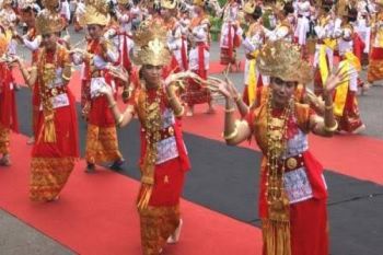   Tarian Lampung Andalan Bandarlampung pada Pawai Apeksi -