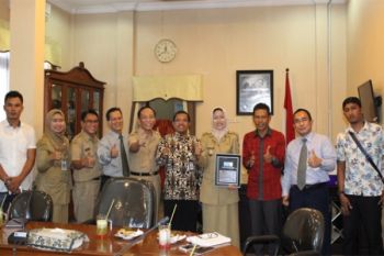 Bupati Aceh Belajar Bercocok Tanam Bawang Merah