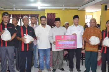 Bupati Kampar Bagikan Paket Sembako di 2 Kecamatan