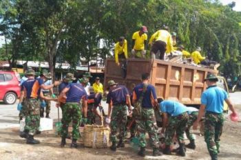 Hari Bakti Sosial, 120 Personel TNI AU Bersihkan Sampah Pasar