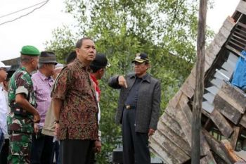 Bupati Inhil Berikan Bantuan pada Korban Puting Beliung