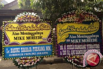 Karangan bunga belasungkawa SBY-Ny Ani untuk  Mike Mohede