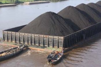 Tongkang Bermuatan 10.000 Ton Batu Bara Terempas Gelombang