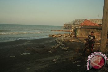 Waduh, 40 Persen Pantai Karawang Rusak Akibat Abrasi