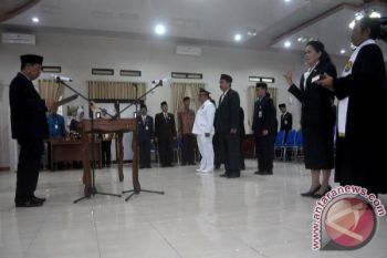 Barut Serahkan 32 SK CPNS Golongan III