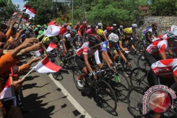 Masyarakat Padang Panjang Antusias Saksikan Pebalap TdS