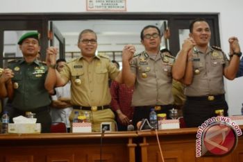 18 Satpol Makassar luka satu polisi tewas 