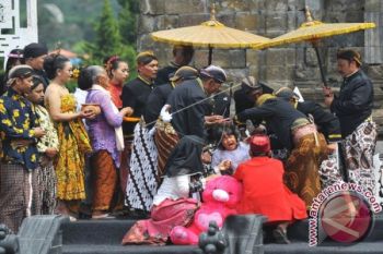 Wisatawan Antusias Saksikan Ruwatan Anak Berambut Gimbal