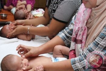 Ibu Rumah Tangga di Kudus Dibekali Keahlian Pijat Bayi 