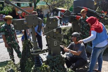 TNI Pamerkan Berbagai Senjata Tempur di UNS