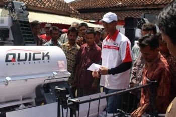 Petani Kebumen Latihan Gunakan Mesin Pemotong-Perontok Padi