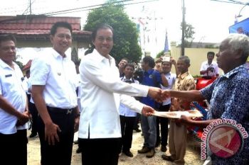Bupati Dan Anggota DPR Ini Serahkan Bantuan Alsintan Ke Para Kelompok  Tani