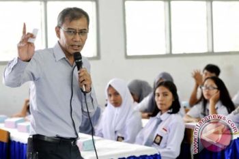 Dirut LKBN Antara Beri motivasi siswa Mamuju 
