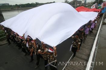 Mengarak Bendera Raksasa