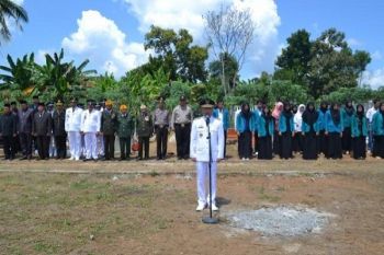BUPATI WAYKANAN TABUR BUNGA