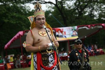 Upacara Bendera Berkostum Wayang