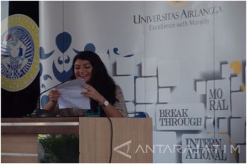 Mahasiswa Asing Ikuti Lomba Presenter Jawa di Unair