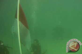 KNPI Kolaka Gelar Upacara HUT RI Di Bawah Laut