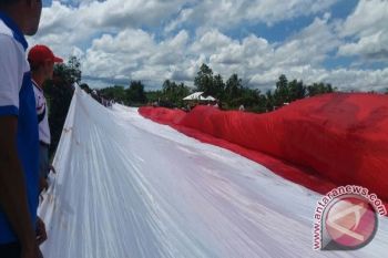 2.500 warga Keerom bentangkan bendera Merah Putih
