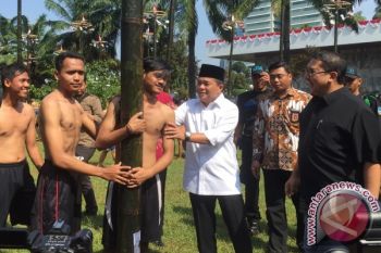 Pesta Rakyat yang Digelar DPR diisi Panjat Bambu Betung dan Makan Gratis