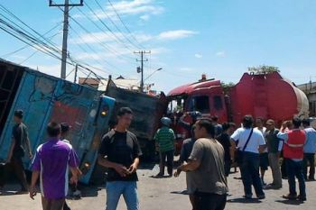 Truk Tangki Tabrak Dua Truk di Kawasan Palbapang