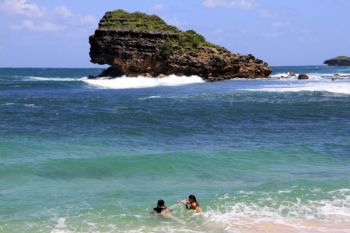 Pantai WatuKarung Pacitan