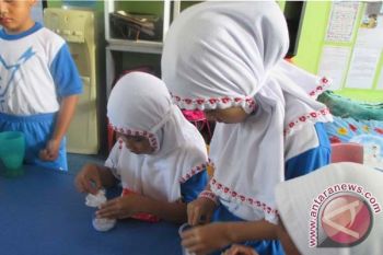 Guru SDN Maros ajarkan murid belajar kreatif 