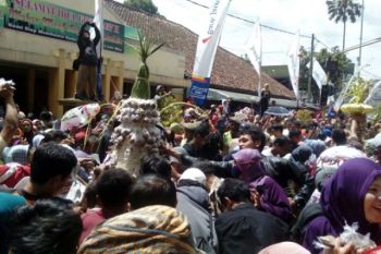 HUT Banjarnegara, Warga Berebut Gunungan Hasil Bumi