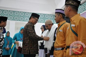 Gubernur Lepas Jamaah Haji Kaltara--Harapkan Menjadi Haji Yang Mabrur