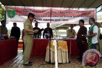 Bupati Barsel Lantik Damang Kepala Adat Dusun Selatan