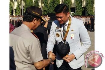 Polda Sulsel anugerahi Bupati Gowa "Honorary Police" 