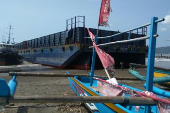 Tongkang Terdampar di Teluk Penyu