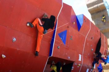 Pemanjat Tebing Latihan di Daerah Bersuhu Dingin
