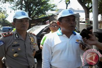 Ditlantas bersihkan ranting tutupi rambu lalu lintas 