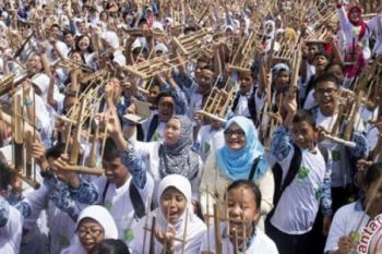 Gelar Konser Di Paris, Tim Angklung SMAN 3 Bandung Tampil Gemilang